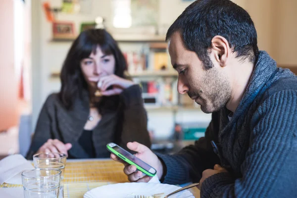 Par i kärlek eatingin lunch — Stockfoto