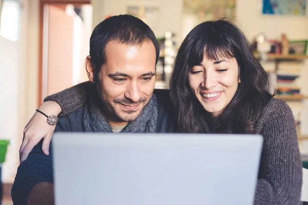 Paar verliefd laptop thuis gebruiken — Stockfoto