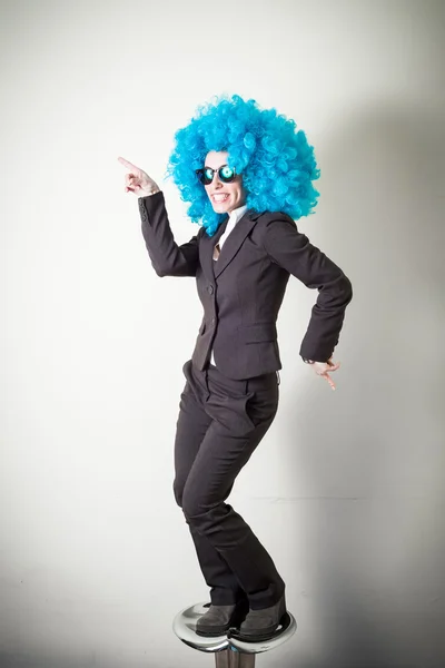 Grappige blu wig mooie jonge zakenvrouw — Stockfoto