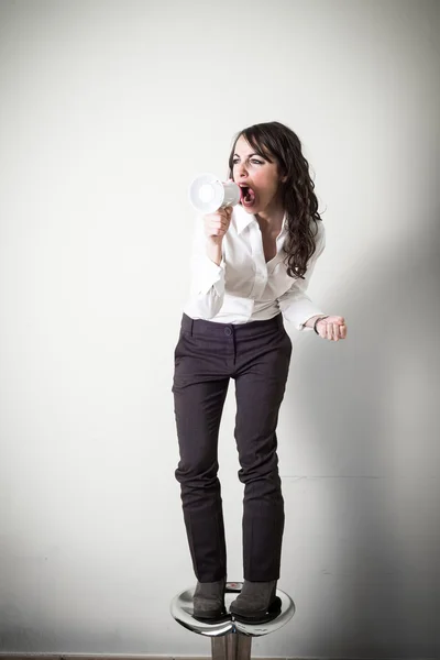 Belle jeune femme d'affaires avec petit mégaphone — Photo