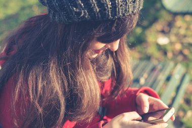 güzel kadın kırmızı ceket cep telefonu