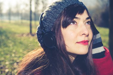 güzel kadın kırmızı ceket müzik dinleme