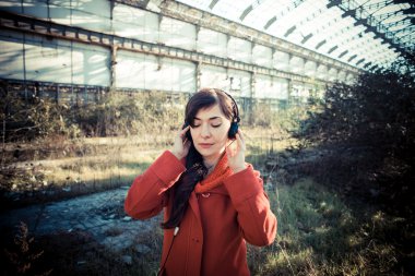 güzel kadın kırmızı ceket dinleme müzik Parkı
