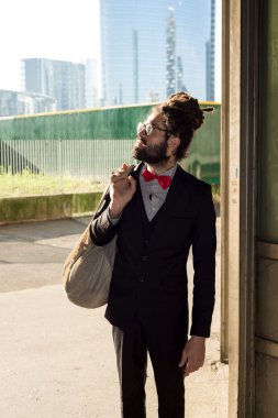 şık zarif dreadlocks işadamı