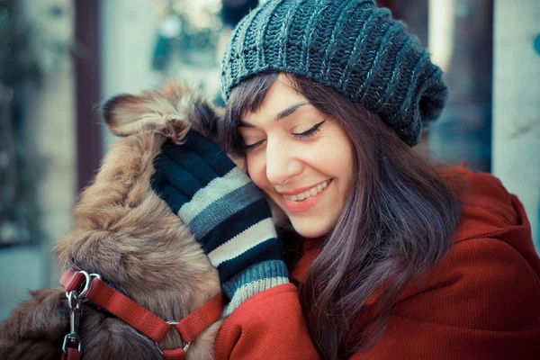 Linda mulher casaco vermelho abraçando o cão — Fotografia de Stock