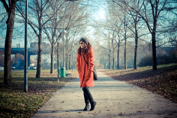 Vacker kvinna röd kappa — Stockfoto