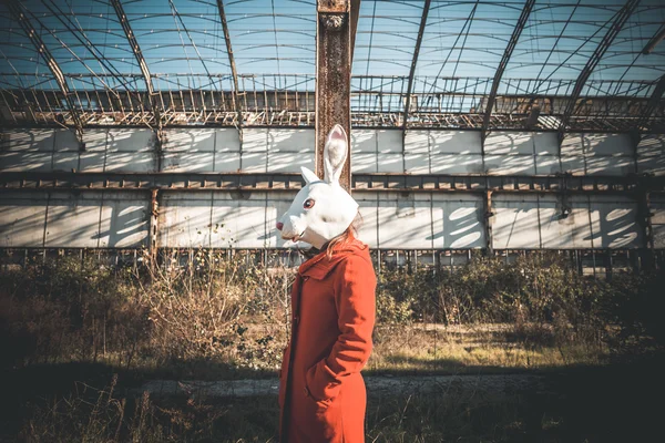 Kaninchenmaske Frau roter Mantel — Stockfoto