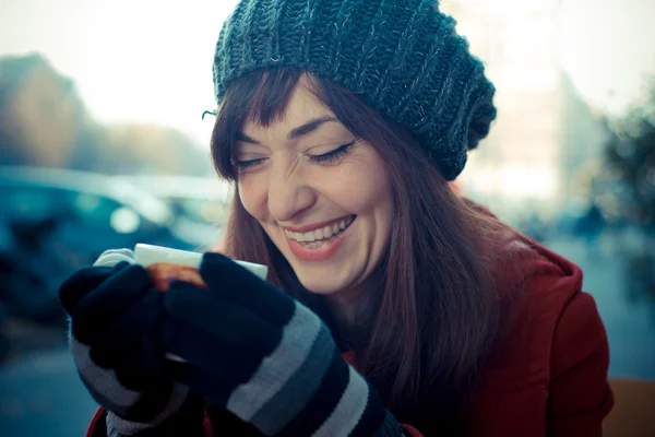 Mooie vrouw Roodrok ontbijt — Stockfoto