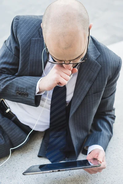 Erfolgreicher eleganter modischer Geschäftsmann mit Tablet — Stockfoto