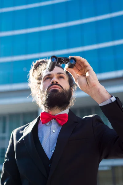 Elegantes binoculares de hombre de negocios dreadlocks con estilo — Foto de Stock