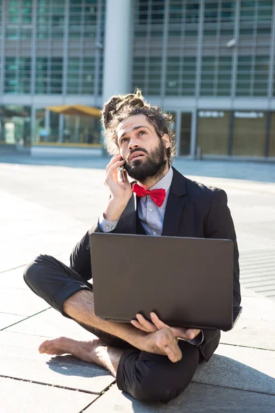 Snygg elegant dreadlocks affärsman använder bärbar dator — Stockfoto