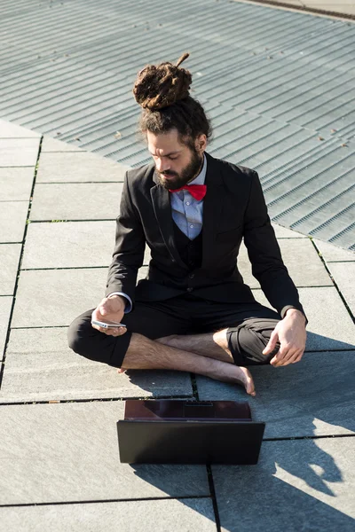 Stijlvolle elegante dreadlocks zakenman — Stockfoto