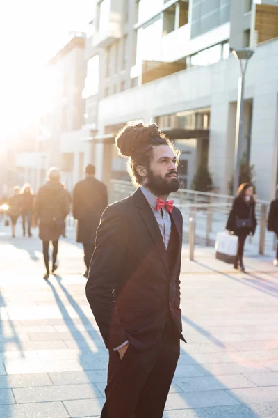 Elegante elegante uomo d'affari dreadlocks — Foto Stock