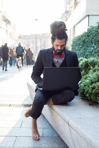 Stijlvolle elegante dreadlocks zakenman laptop gebruiken — Stockfoto