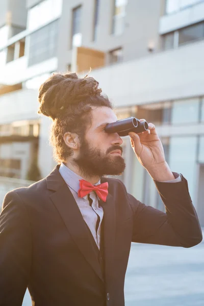 Elegantes binoculares de hombre de negocios dreadlocks con estilo — Foto de Stock