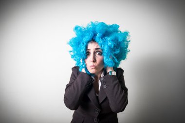 Komik blu peruk güzel genç iş kadını