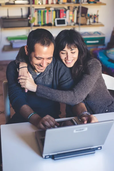 Par i kärlek använder bärbar dator hemma — Stockfoto