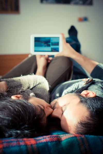 Paar verliefd op het bed met behulp van Tablet PC — Stockfoto