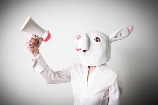 Bella giovane donna d'affari maschera coniglio megafono — Foto Stock