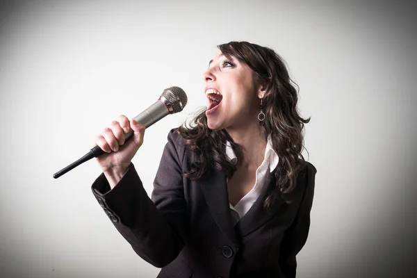 Cantando hermosa joven empresaria — Foto de Stock