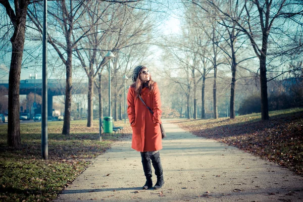 Mooie vrouw rode jas — Stockfoto