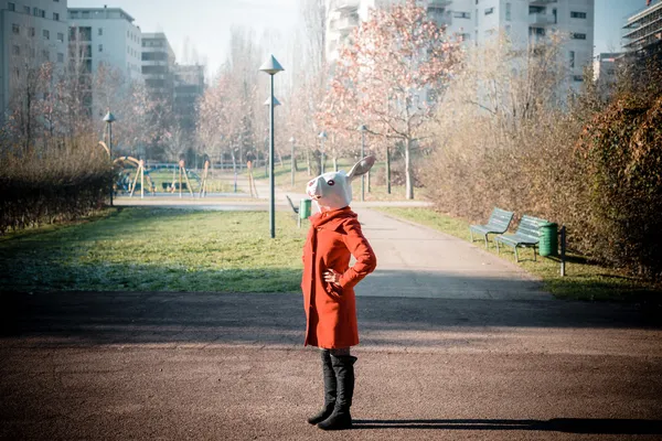 Králík maska žena červený kabát — Stock fotografie