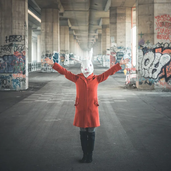 Kanin mask kvinna röd kappa — Stockfoto