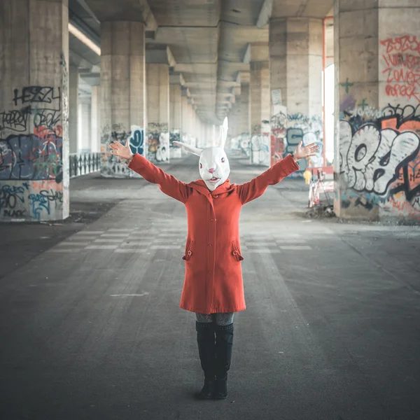 Maschera coniglio donna cappotto rosso — Foto Stock