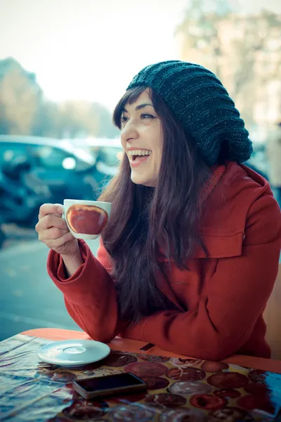 Güzel kadın kırmızı ceket Kahvaltı — Stok fotoğraf