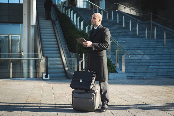 Succesvolle elegante modieuze zakenman met behulp van Tablet PC — Stockfoto