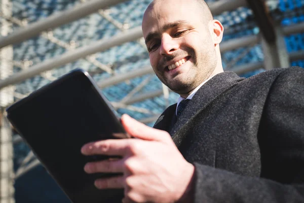 Succesvolle elegante modieuze zakenman met behulp van Tablet PC — Stockfoto