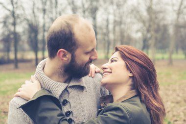 aşık bir çift yüzleri kapatın