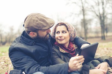 İki web kablosuz wifi bağlanma tablet kullanarak aşk içinde