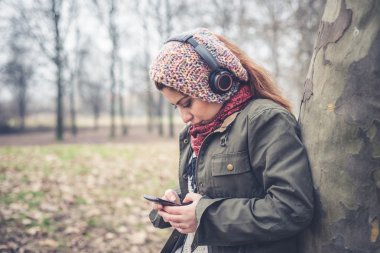 güzel esmer kadın kulaklık ile müzik dinlemek