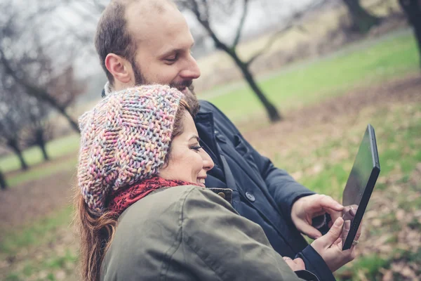 Pareja en el amor usando tableta conexión web wifi inalámbrico —  Fotos de Stock