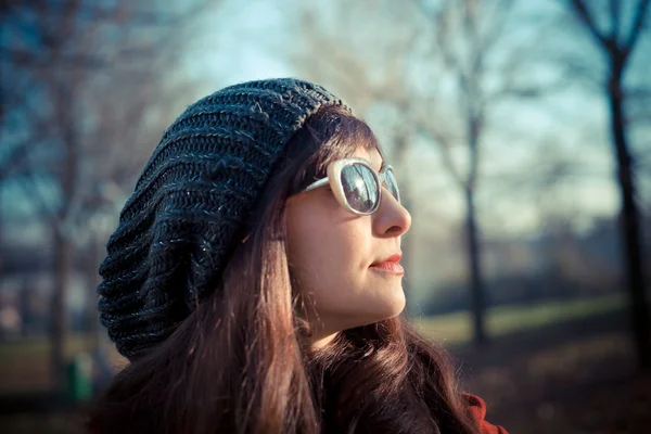 Bella donna cappotto rosso — Foto Stock