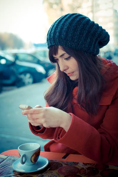 Vacker kvinna röd kappa mobiltelefon — Stockfoto