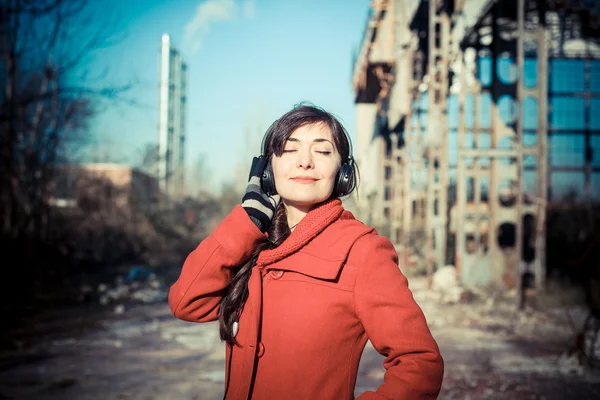 Bela mulher casaco vermelho ouvir música parque — Fotografia de Stock