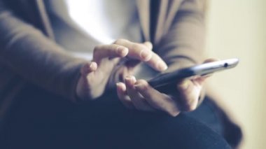 Geceleri cep telefonu kullanan kadın