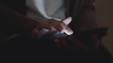 Geceleri cep telefonu kullanan kadın