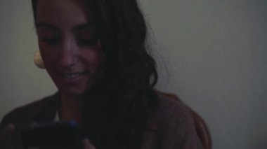 Geceleri cep telefonu kullanan kadın