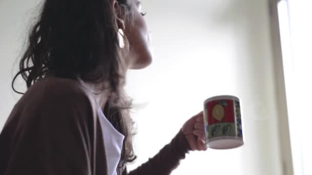 Kobieta za pomocą telefonów komórkowych i napić się herbaty — Wideo stockowe