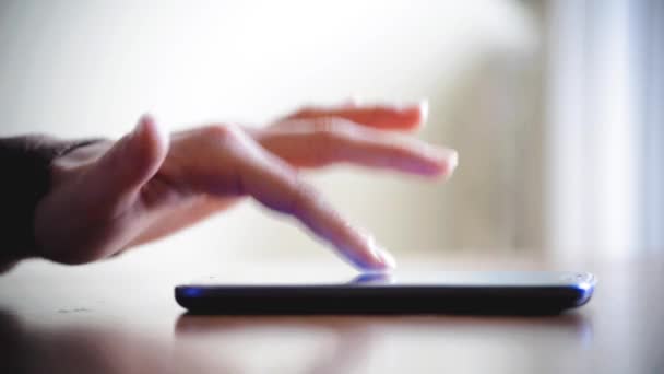 Femme utilisant un téléphone portable