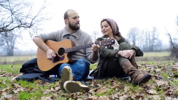 Pareja jugando serenata con guitarra — Vídeos de Stock