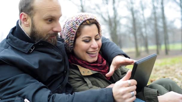 Paar met tablet — Stockvideo