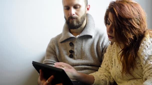 Couple using tablet — Stock Video