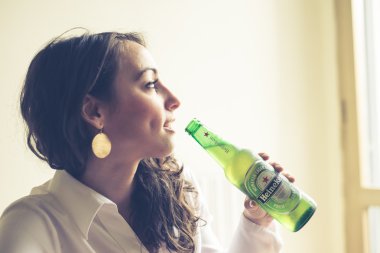 woman drinking heineken beer bottle 33 cl clipart
