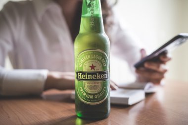 kadın içme heineken bira şişe 33 cl