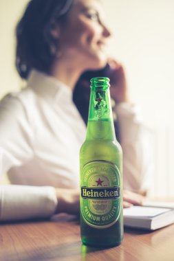 kadın içme heineken bira şişe 33 cl