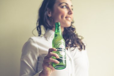 kadın içme heineken bira şişe 33 cl